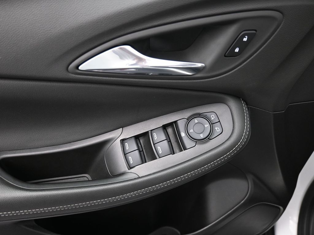 Buick Encore GX Vehicle Full-screen Gallery Image 11