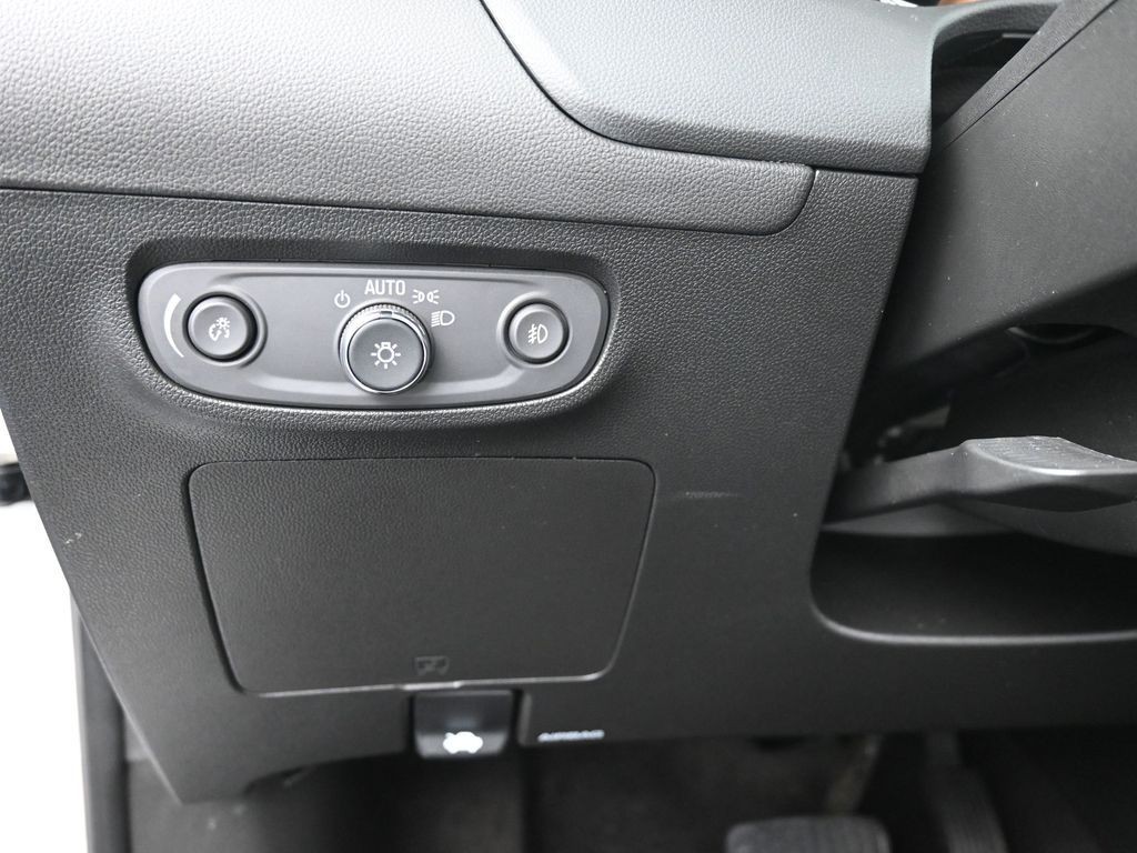 Buick Encore GX Vehicle Full-screen Gallery Image 12
