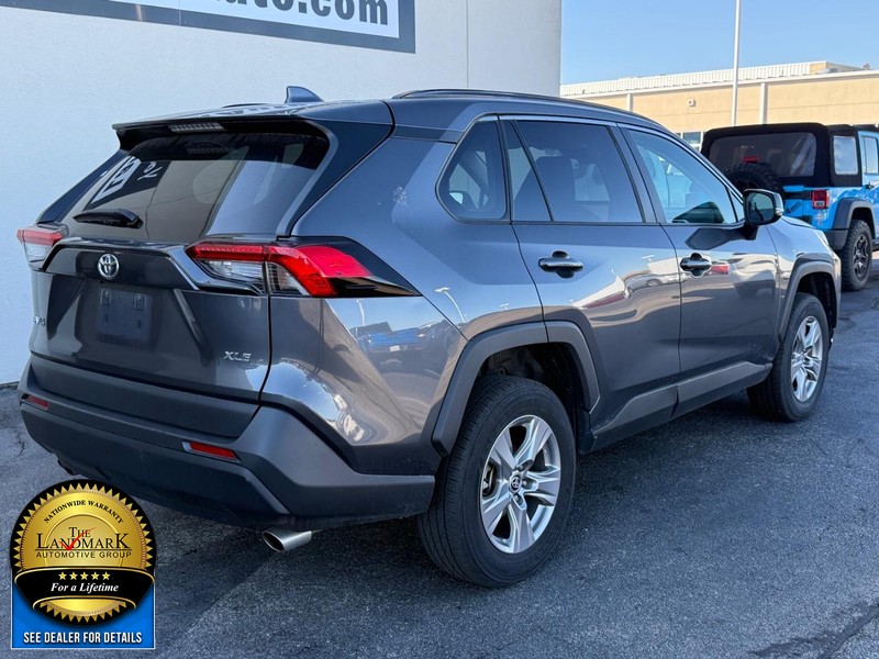 Toyota RAV4 Vehicle Full-screen Gallery Image 3