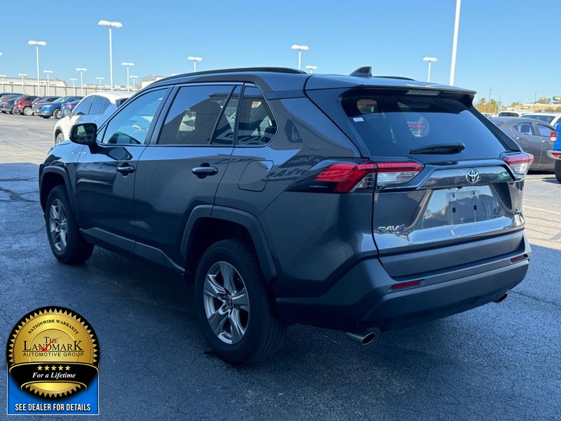 Toyota RAV4 Vehicle Full-screen Gallery Image 6