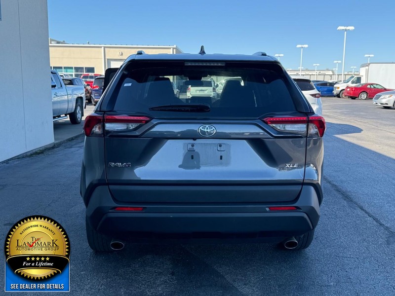 Toyota RAV4 Vehicle Full-screen Gallery Image 7