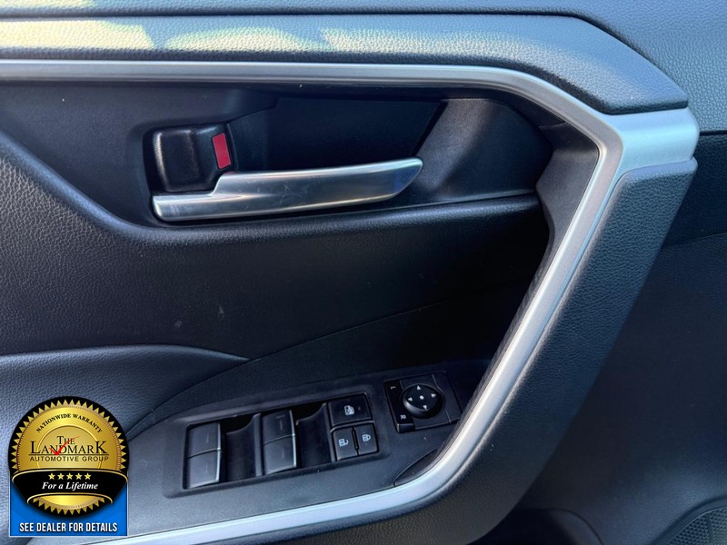 Toyota RAV4 Vehicle Full-screen Gallery Image 8