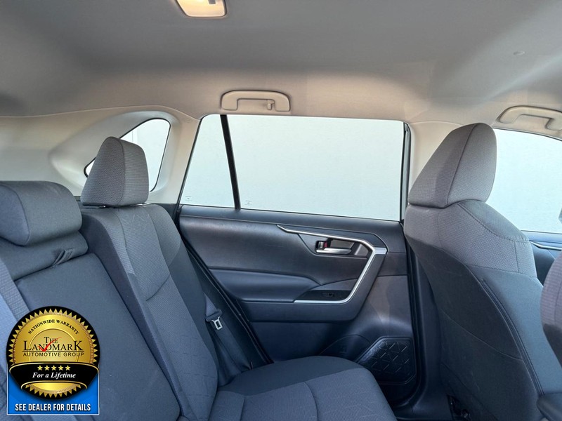 Toyota RAV4 Vehicle Full-screen Gallery Image 14