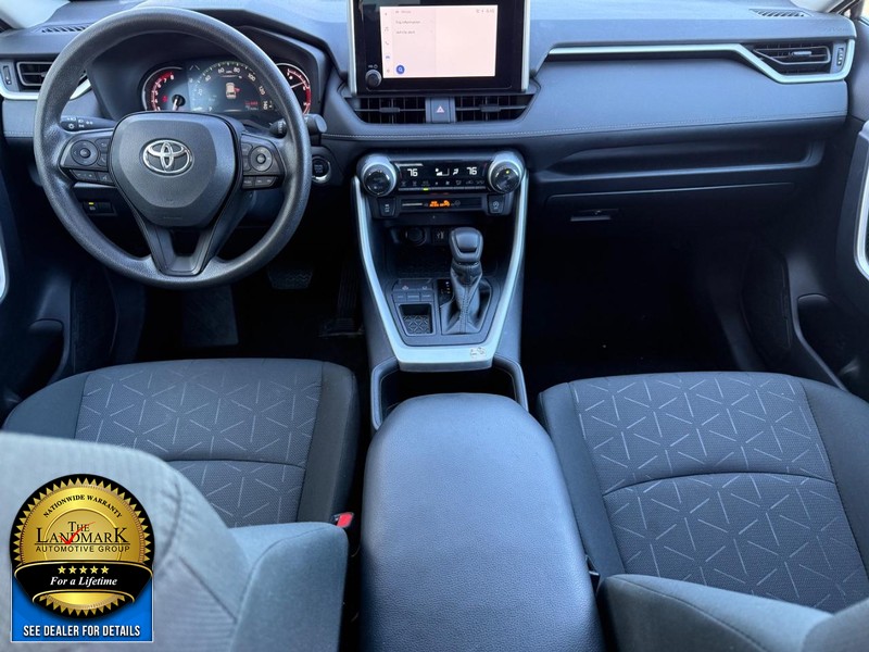 Toyota RAV4 Vehicle Full-screen Gallery Image 15