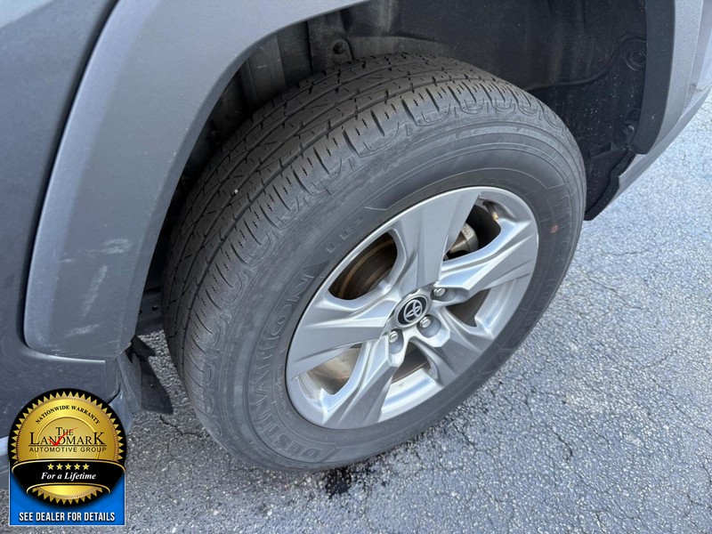 Toyota RAV4 Vehicle Full-screen Gallery Image 19