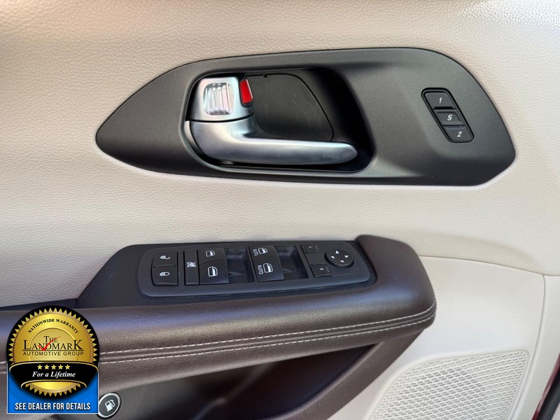 Chrysler Pacifica Vehicle Full-screen Gallery Image 8