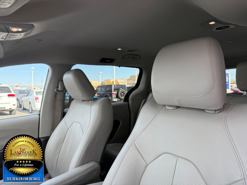 Chrysler Pacifica Vehicle Full-screen Gallery Image 9