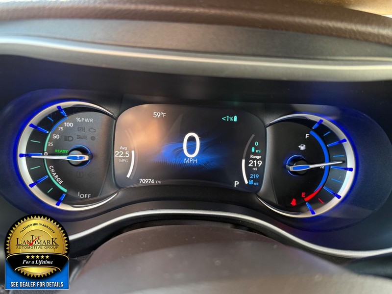 Chrysler Pacifica Vehicle Full-screen Gallery Image 12