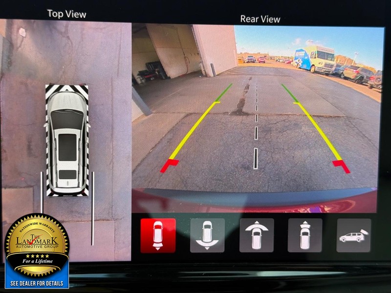 Chrysler Pacifica Vehicle Full-screen Gallery Image 13