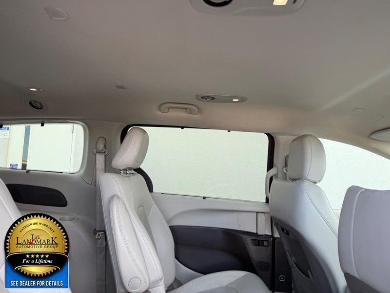 Chrysler Pacifica Vehicle Full-screen Gallery Image 16