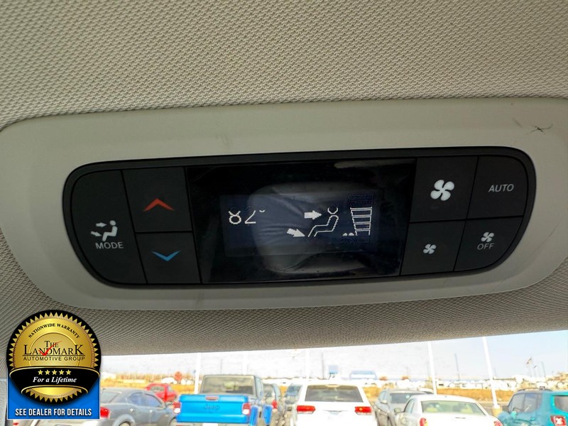 Chrysler Pacifica Vehicle Full-screen Gallery Image 17