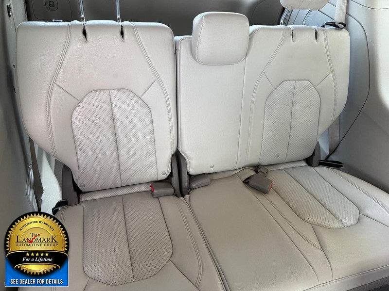 Chrysler Pacifica Vehicle Full-screen Gallery Image 18