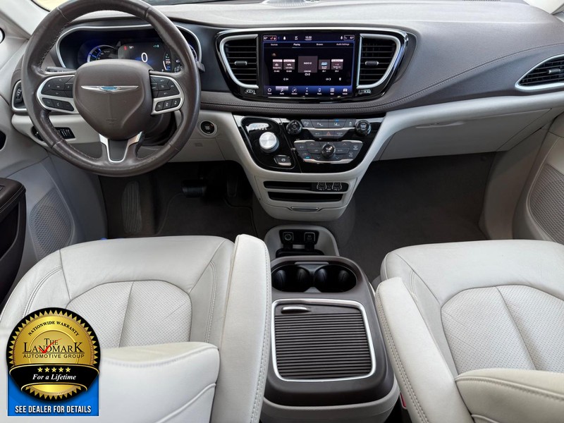 Chrysler Pacifica Vehicle Full-screen Gallery Image 19