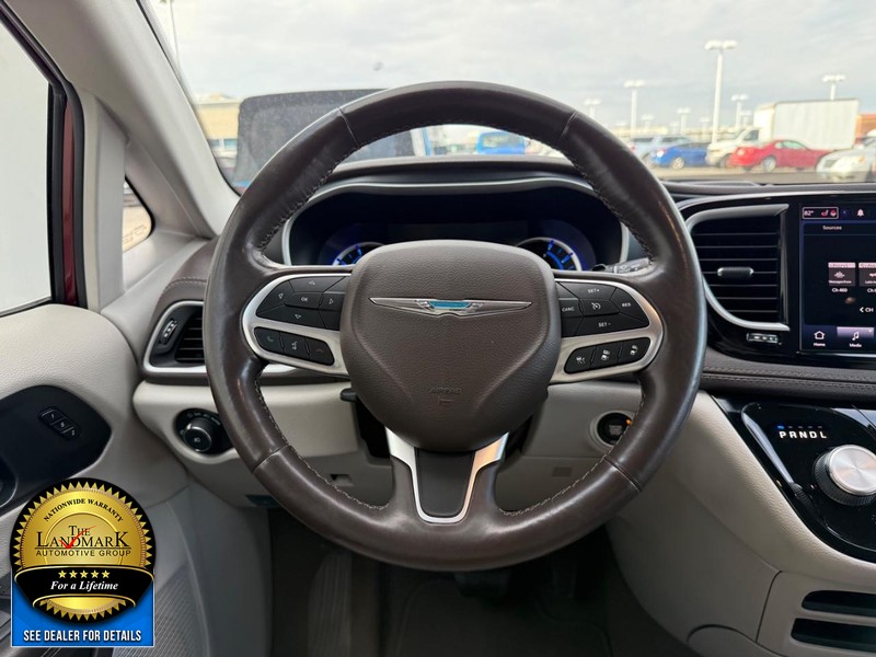 Chrysler Pacifica Vehicle Full-screen Gallery Image 20