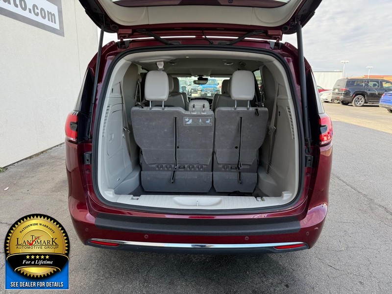 Chrysler Pacifica Vehicle Full-screen Gallery Image 22