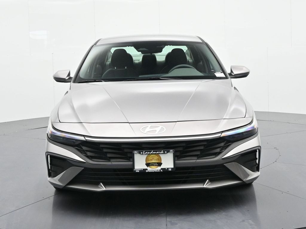 Hyundai Elantra Vehicle Full-screen Gallery Image 3