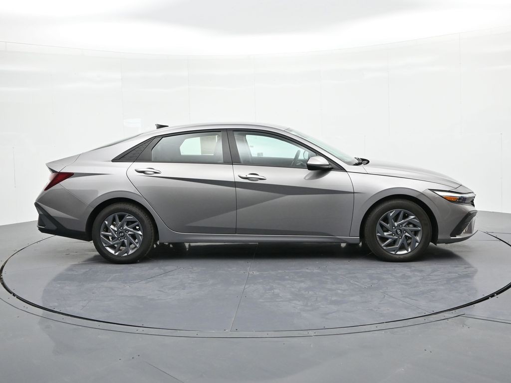 Hyundai Elantra Vehicle Full-screen Gallery Image 5