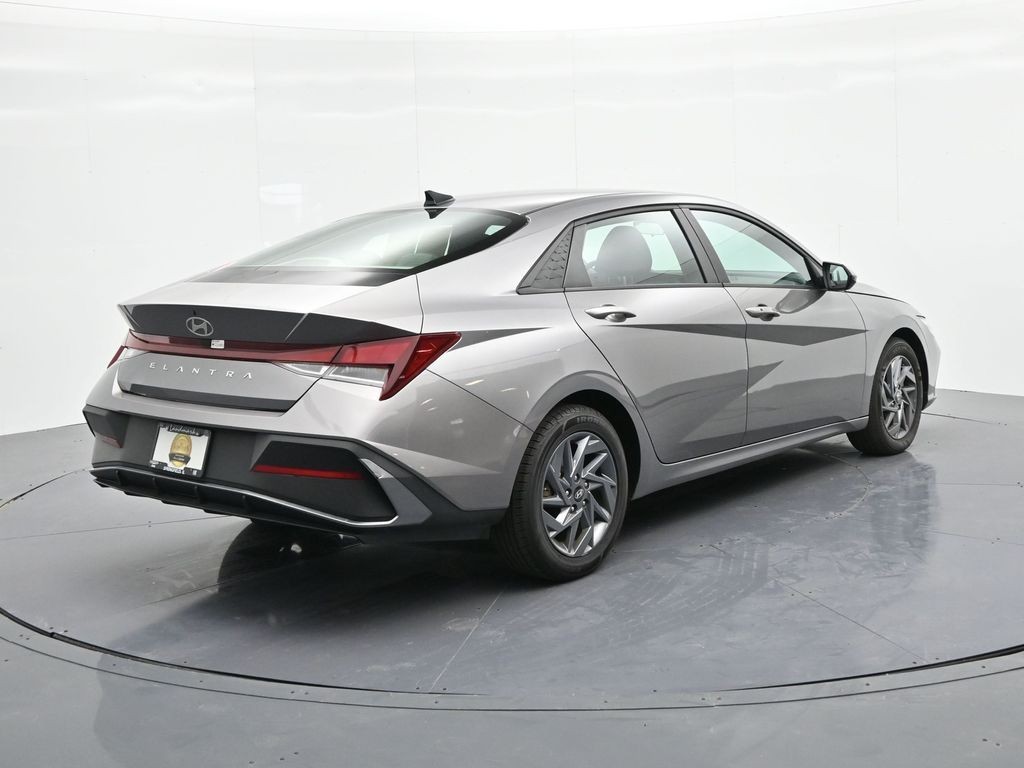 Hyundai Elantra Vehicle Full-screen Gallery Image 6
