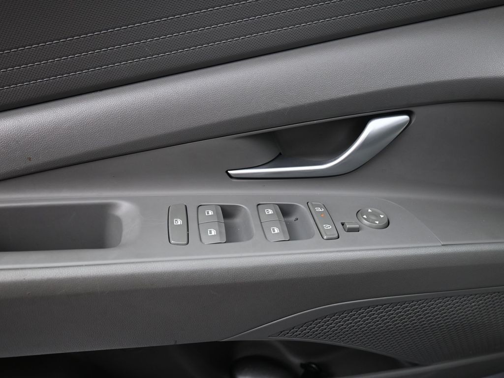 Hyundai Elantra Vehicle Full-screen Gallery Image 10