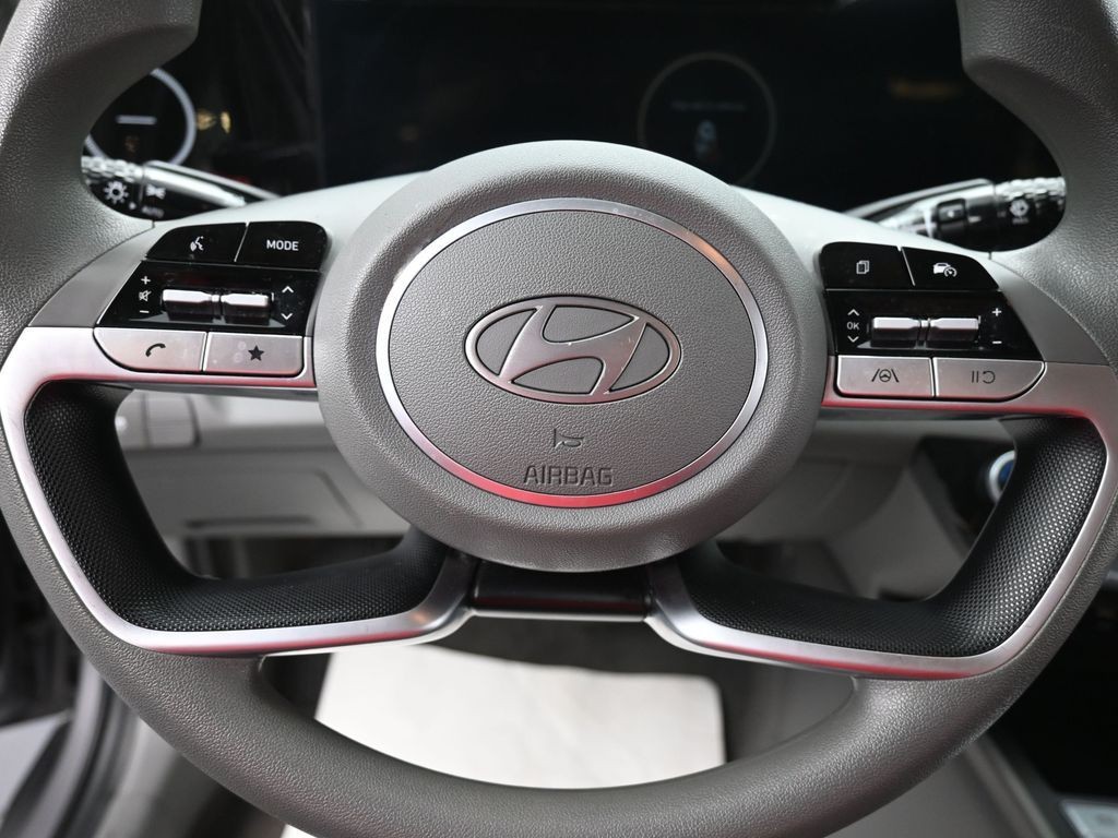 Hyundai Elantra Vehicle Full-screen Gallery Image 11