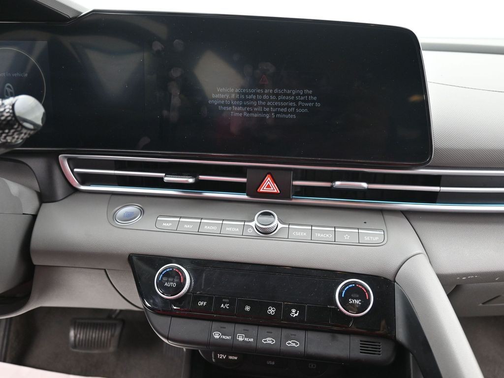Hyundai Elantra Vehicle Full-screen Gallery Image 12