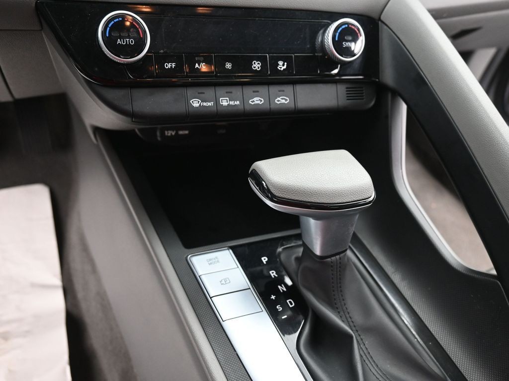 Hyundai Elantra Vehicle Full-screen Gallery Image 13