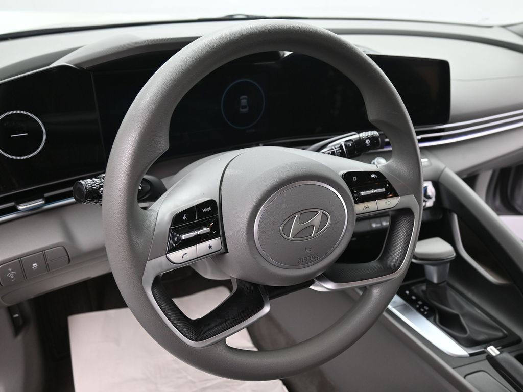 Hyundai Elantra Vehicle Full-screen Gallery Image 16
