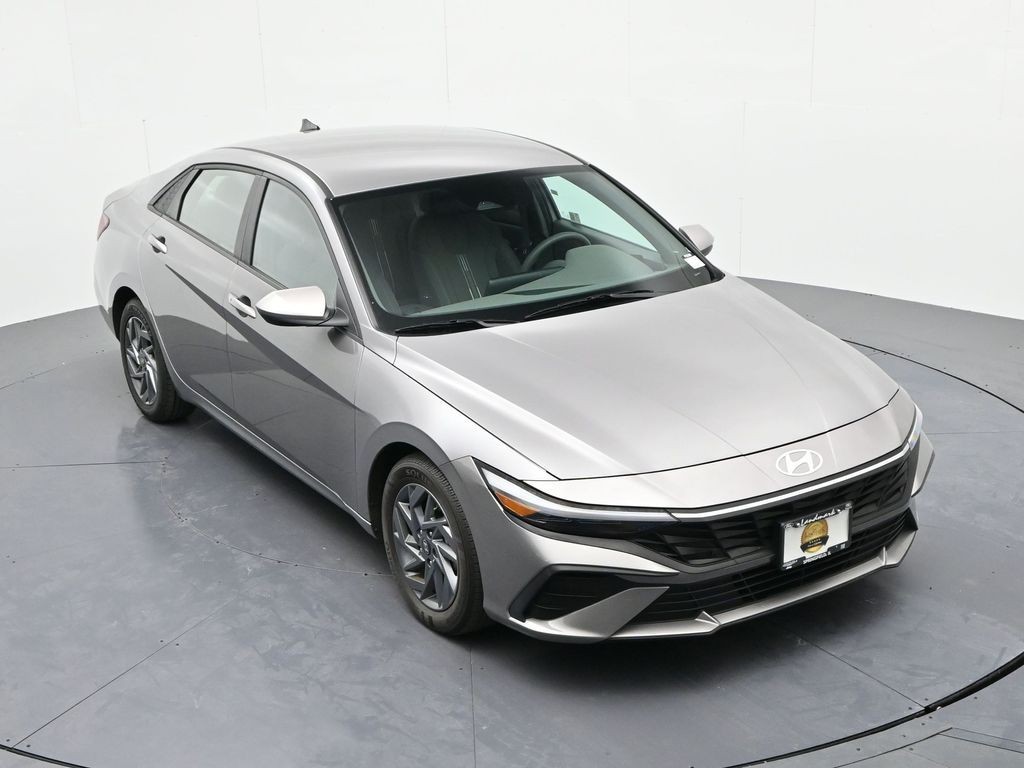 Hyundai Elantra Vehicle Full-screen Gallery Image 17