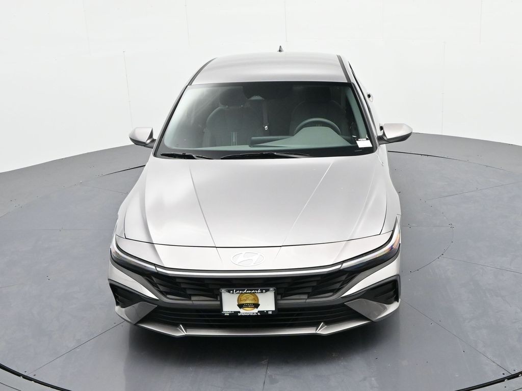 Hyundai Elantra Vehicle Full-screen Gallery Image 18