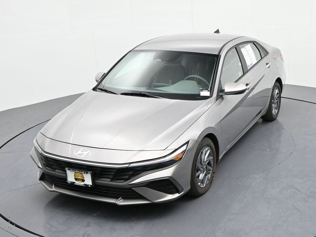 Hyundai Elantra Vehicle Full-screen Gallery Image 19