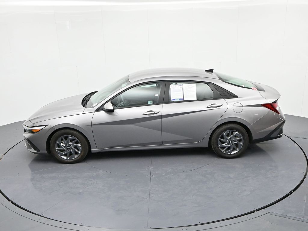 Hyundai Elantra Vehicle Full-screen Gallery Image 20