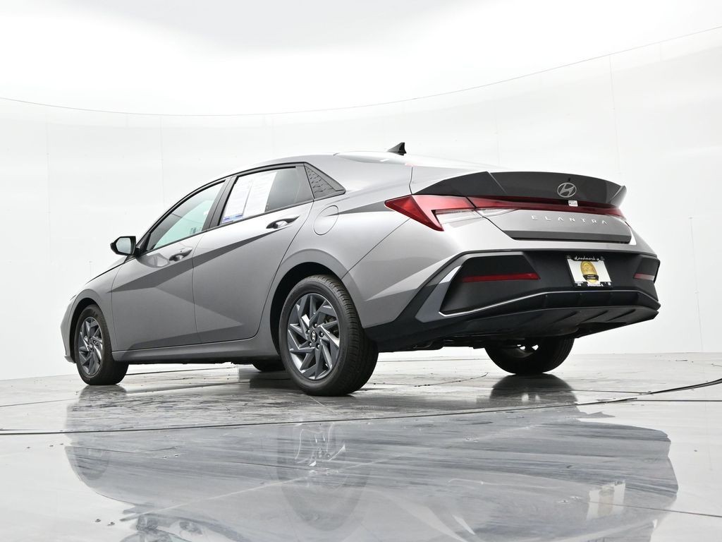 Hyundai Elantra Vehicle Full-screen Gallery Image 21