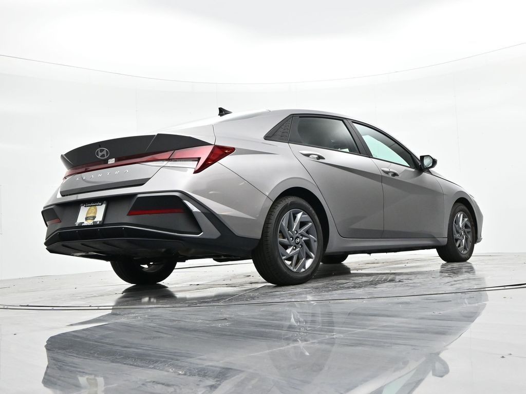 Hyundai Elantra Vehicle Full-screen Gallery Image 23