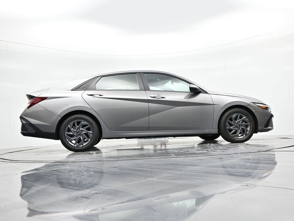 Hyundai Elantra Vehicle Full-screen Gallery Image 24