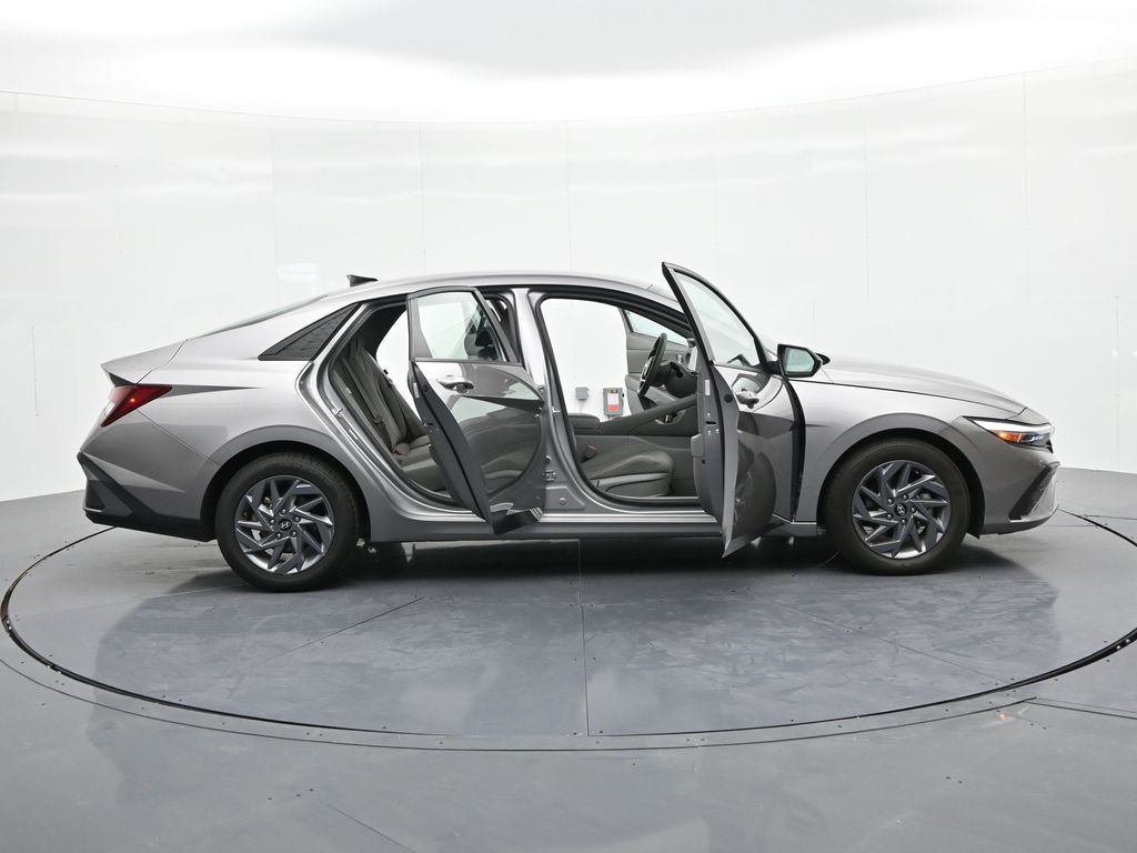 Hyundai Elantra Vehicle Full-screen Gallery Image 25