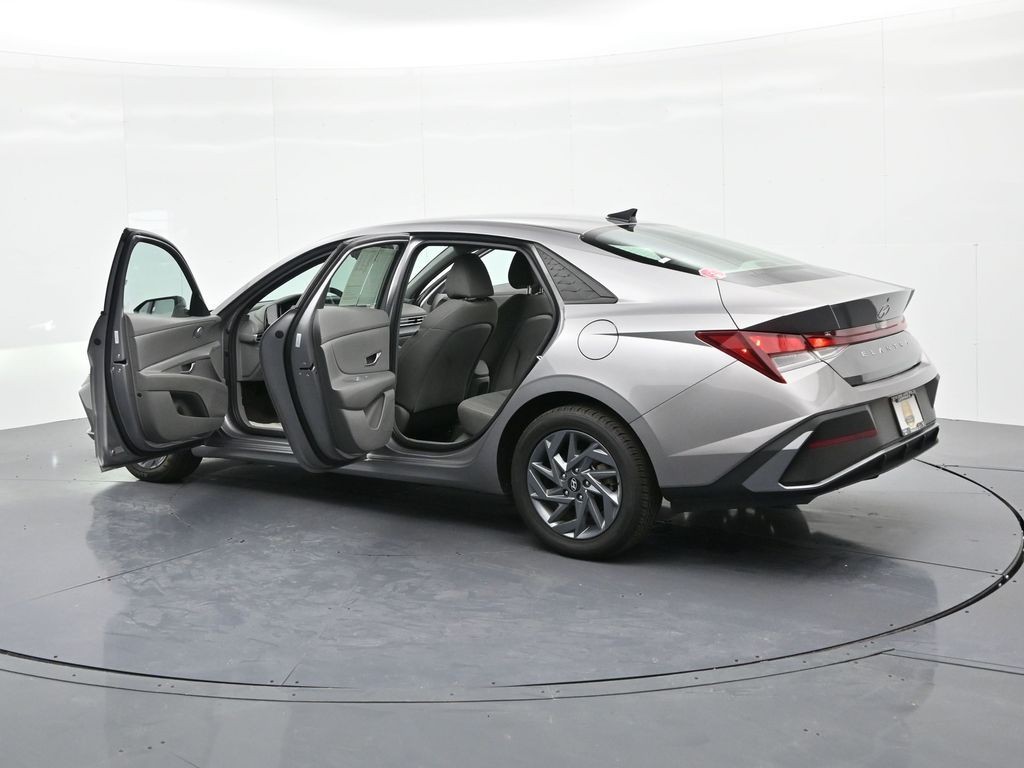 Hyundai Elantra Vehicle Full-screen Gallery Image 26