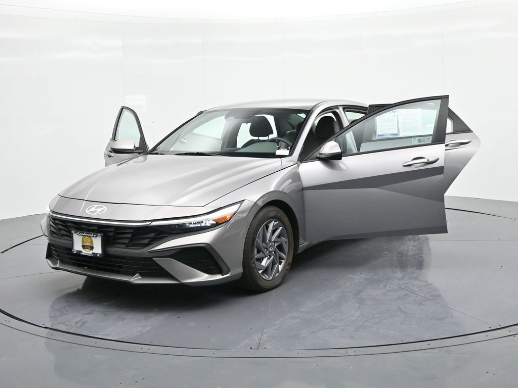 Hyundai Elantra Vehicle Full-screen Gallery Image 27