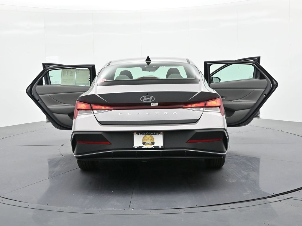 Hyundai Elantra Vehicle Full-screen Gallery Image 28