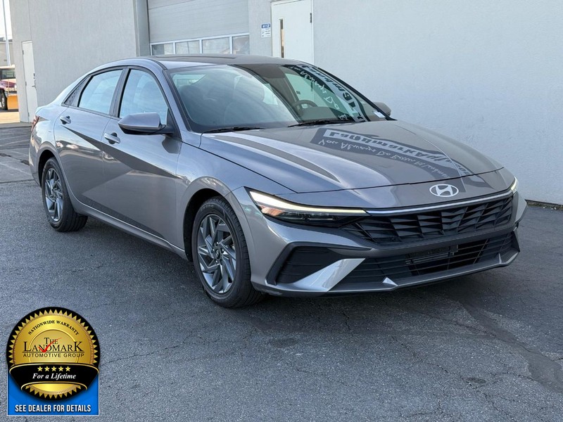 Hyundai Elantra Vehicle Full-screen Gallery Image 2