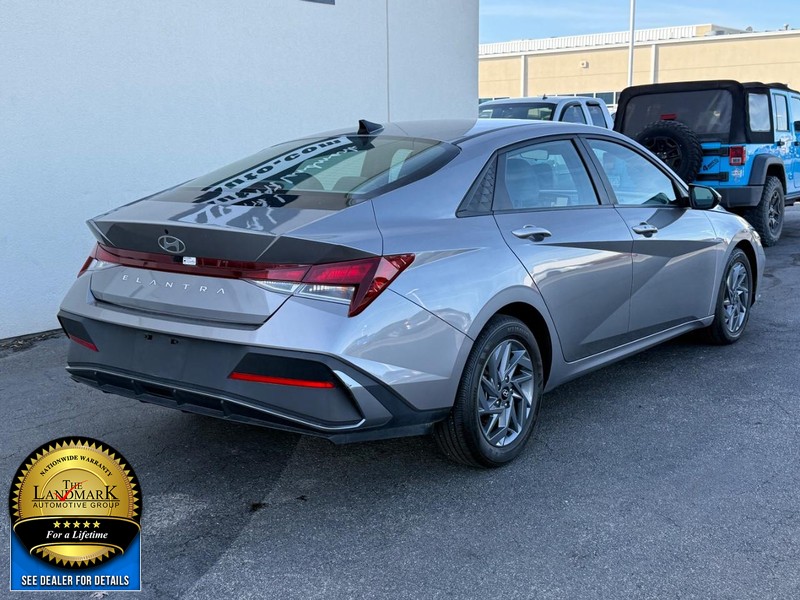 Hyundai Elantra Vehicle Full-screen Gallery Image 3