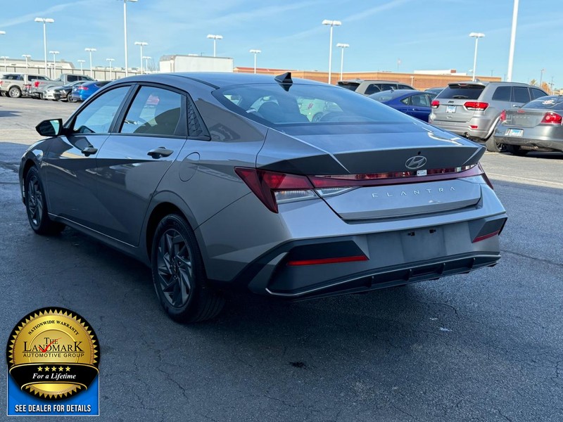 Hyundai Elantra Vehicle Full-screen Gallery Image 6