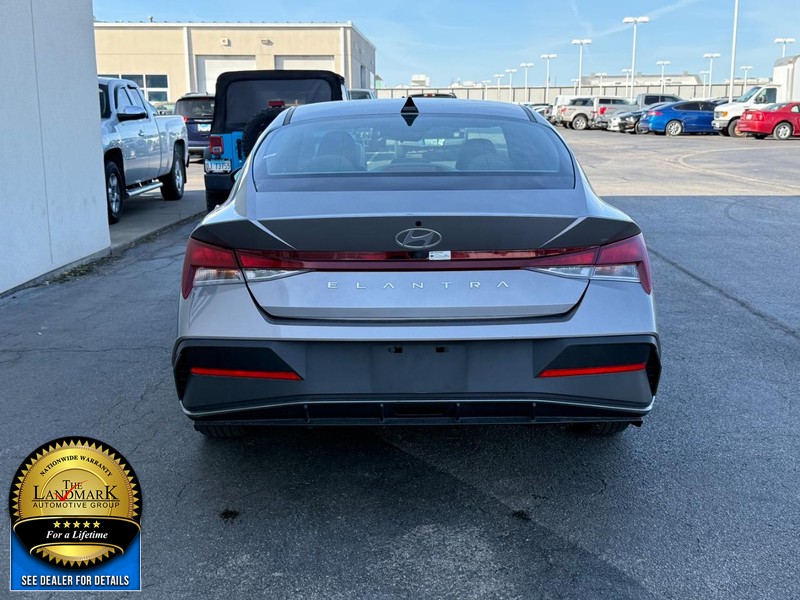 Hyundai Elantra Vehicle Full-screen Gallery Image 7