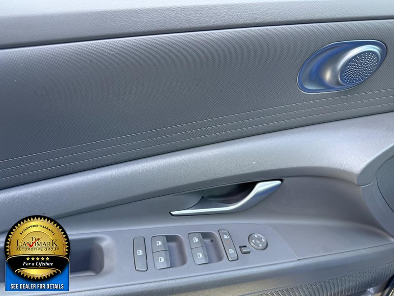 Hyundai Elantra Vehicle Full-screen Gallery Image 8