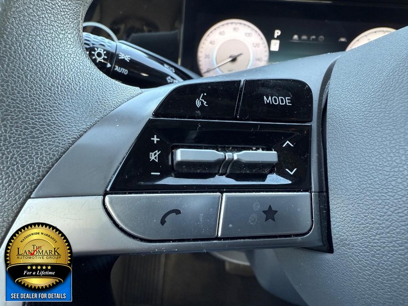 Hyundai Elantra Vehicle Full-screen Gallery Image 10