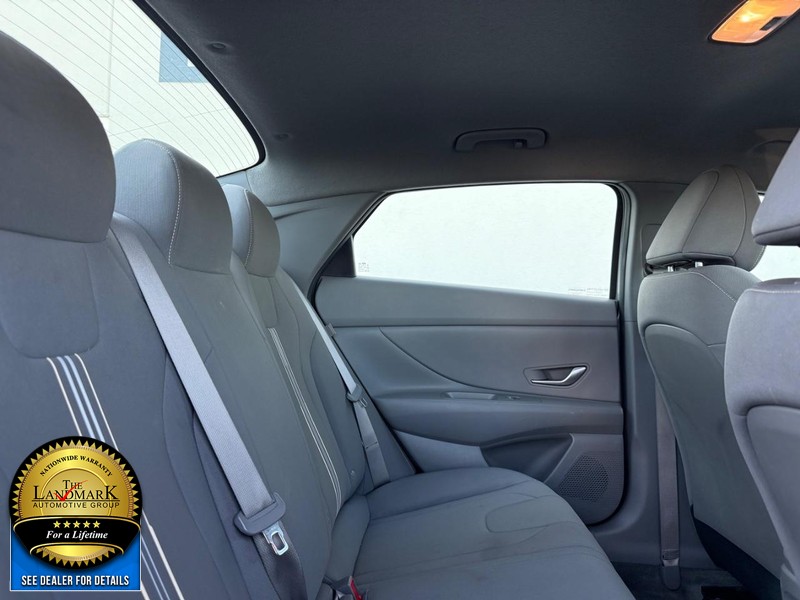 Hyundai Elantra Vehicle Full-screen Gallery Image 15