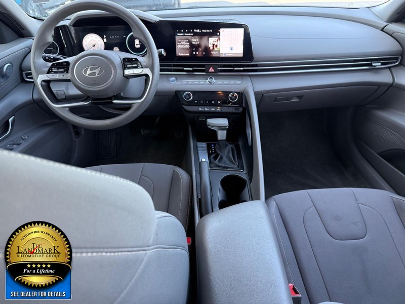 Hyundai Elantra Vehicle Full-screen Gallery Image 16
