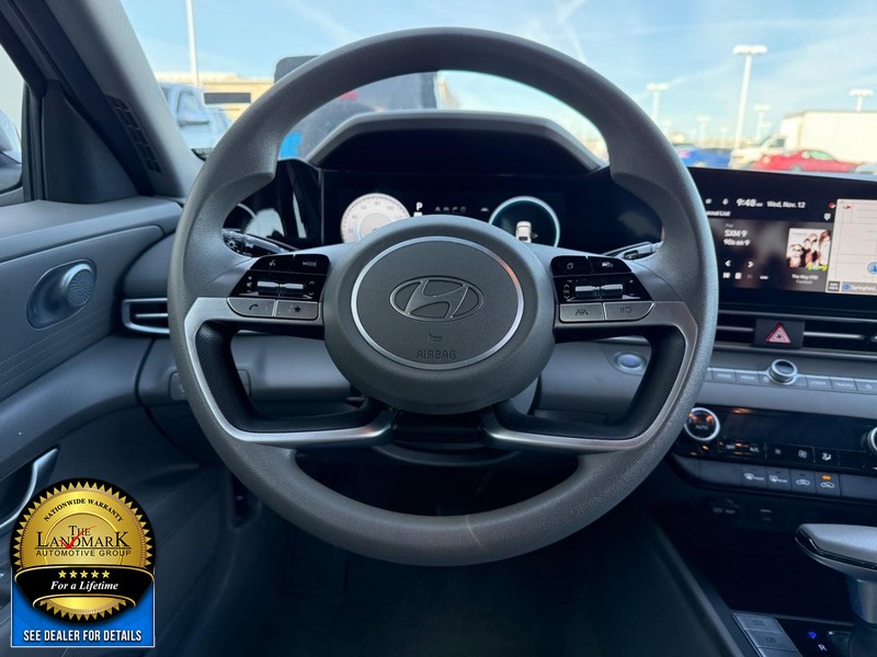 Hyundai Elantra Vehicle Full-screen Gallery Image 17
