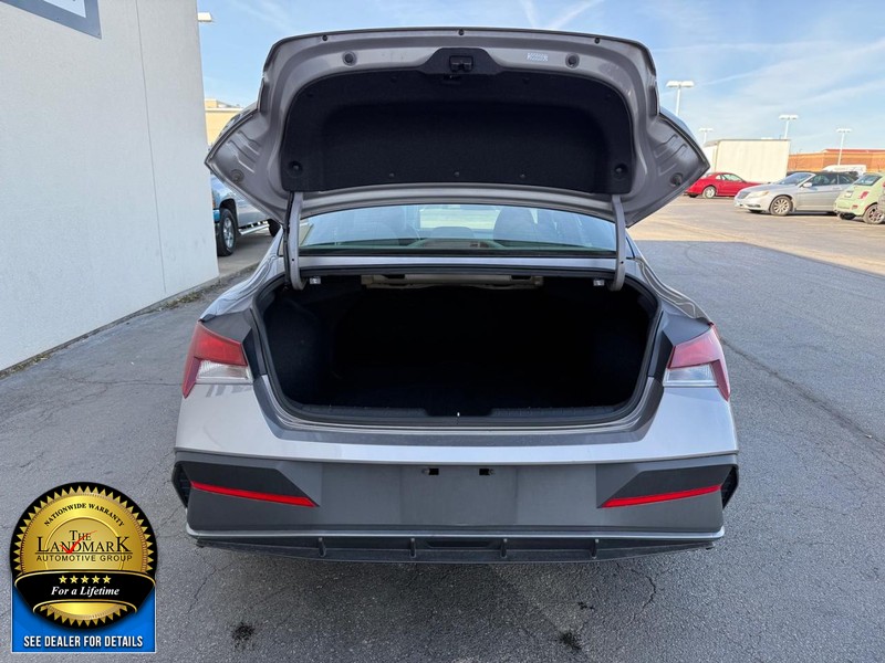 Hyundai Elantra Vehicle Full-screen Gallery Image 19