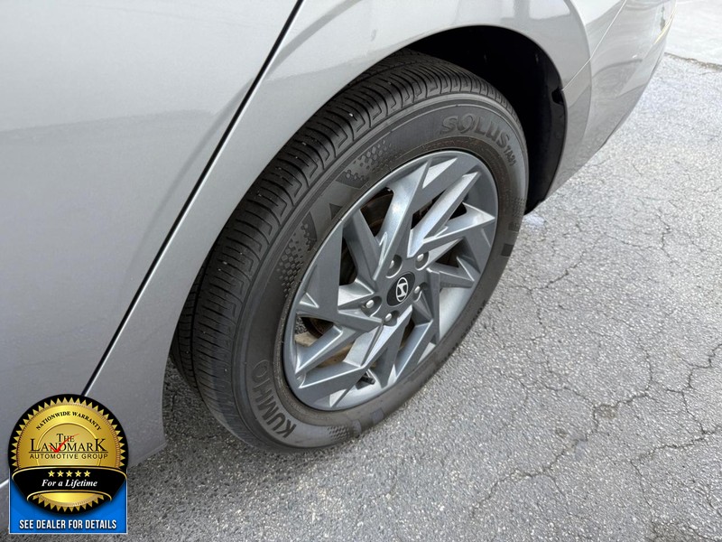 Hyundai Elantra Vehicle Full-screen Gallery Image 20