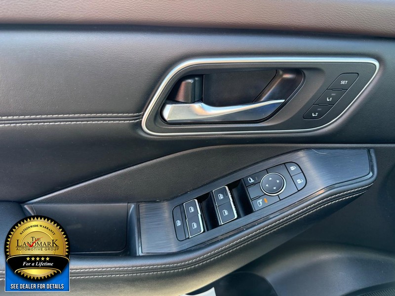 Nissan Rogue Vehicle Full-screen Gallery Image 8